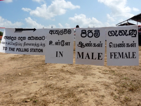 Sri Lanka håller den 8 januari presidentval två år tidigare än planerat.