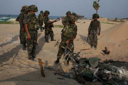 Sri Lankas armé anklagas liksom de tamilska befrielsetigrarna LTTE för svåra övergrepp under krigets slutskede. Bilden som kommer från Sri Lankas försvarsdepartement visar armésoldater våren 2009.