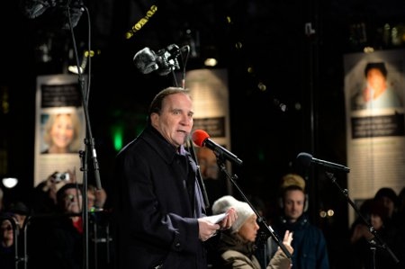 Statsminister Stefan Löfven (S) talar vid den officiella ceremonin för Förintelsens offer på Raoul Wallenbergs torg i Stockholm.