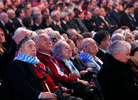 Omkring 300 överlevare från Auschwitz-Birkenau deltog i 70-årsdagen av befrielsen 27 januari 1945. Ett jättestort tält hade byggts upp vid ingången till lägret där omkring 1,1 miljoner människor dödades av nazisterna.