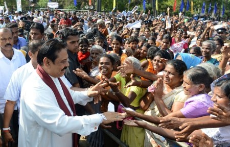 Sri Lankas president Mahinda Rajapaksa på valmöte i Vavuniya den 2 januari. Under det långa inbördeskriget låg staden nära stridszonerna. Rajapaksa förlorade valet den 8 januari.