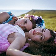 Hedda Stiernstedt och Felice Jankell i ”Unga Sophie Bell”.