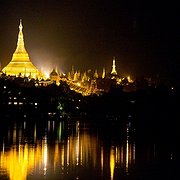 Shwedagon-pagdoden i centrala Rangoon lockar många besökare.