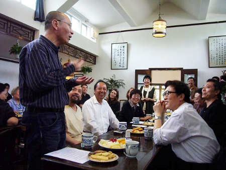 Liu Xiaobo talar under ett weekendmöte på Sanwei Book House i Peking 13 maj 2008. Han dömdes år 2009 till elva års fängelse för samhällsomstörtande verksamhet.