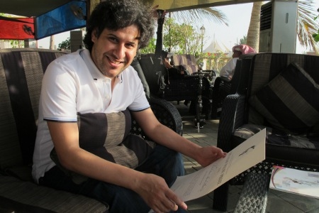 Waleed Abu al-Khair med diplomet till sitt Palmepris på ett kafé i Jidda. Han hoppades att priset skulle skydda honom. Så blev det inte. 