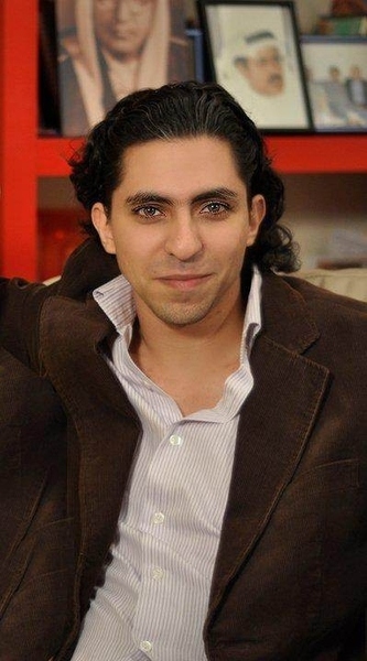 Raif Badawi startade ett diskussionsforum på nätet. Nu är han dömd till tio års fängelse och 1 000 piskrapp.