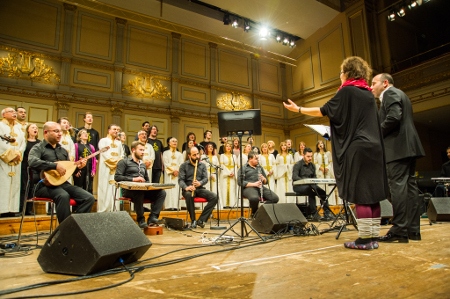 Extranummer där Amnestykören och  The Civilization choir of Antakya tillsammans sjunger “Vem kan segla förutan vind?”.