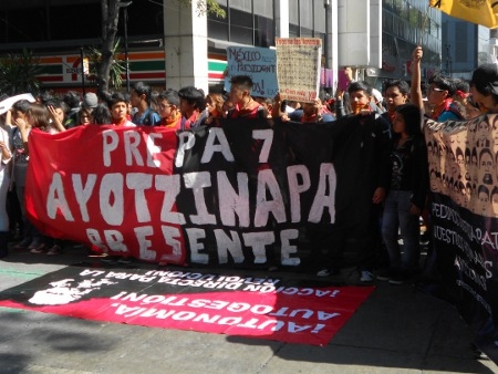 Ett av många massmöten i protest mot att människor försvinner spårlöst i Mexiko. Vid detta möte i november förra året i Mexico City krävde deltagarna ett svar på var de 43 försvunna lärarstudenterna hade tagit vägen.