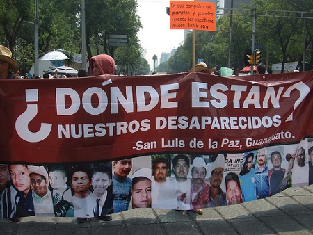 ”Var finns dom, våra försvunna?”, står det på en banderoll som hålls upp av en anhöriga till försvunna vid en demonstration i Mexico City.