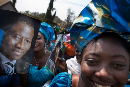 En grupp kvinnor demonstrerar för den sittande presidenten Goodluck Jonathan och partiet PDP på gatorna i Abuja inför valet den 28:e mars.