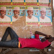 En ung man vilar ut vid ett lokalt kontor för oppositionspartiet APC i Yola. 