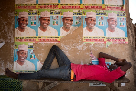 En ung man vilar ut vid ett lokalt kontor för oppositionspartiet APC i Yola. 