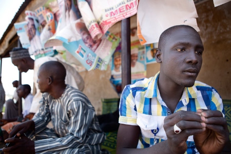 Bello Adamo sitter vid ett lokalt konto för APC utanför Yola. Han har inget röstkort då han flytt Boko Haram i Gwoza i Borno state men tycker att ett val är viktigt så att de kan slå ut terrorgruppen.