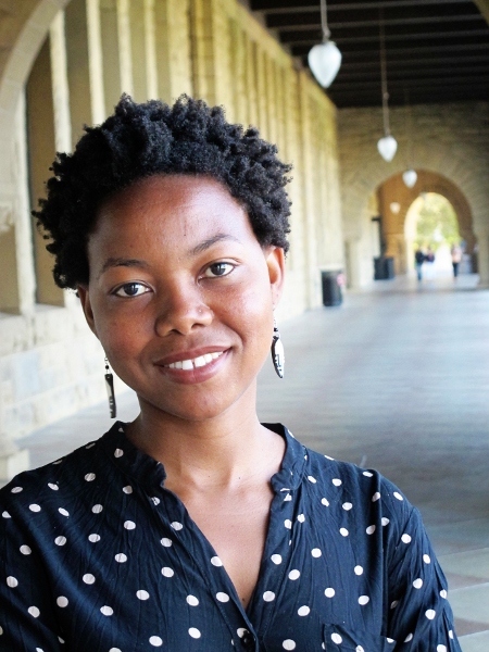 NoViolet Bulawayo är född och uppvuxen i Zimbabwe. Som 18-åring flyttade hon till USA. "Vi behöver nya namn" är hennes debutroman.