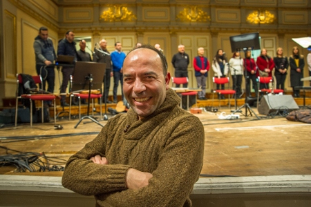 Yilmaz Özfirat förklarar att nya körmedlemmar får beskedet att lämna sin religion utanför dörren.