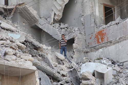 Byggnad i staden Aleppo som träffats av regimens bombningar.