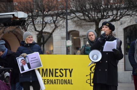 Maja Åberg från Amnesty talar vid en stödmanifestation den 4 mars för Jevgenij Vitisjko arrangerad av Amnesty, Greenpeace och Östgruppen. 