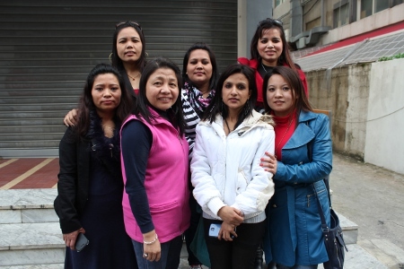 Nepalesiska medlemmar i arabvärldens enda fackförening för utländska kvinnliga hembiträden. Längst bak från vänster till höger står Amju Dheimal, Babita Adikari och Laxmi Chhetri. Längst fram från höger till vänster: Kimu Tamang, Sita Lama (från GEFONT i Nepal) , Sharda Pekharel och Karisma Tamang.