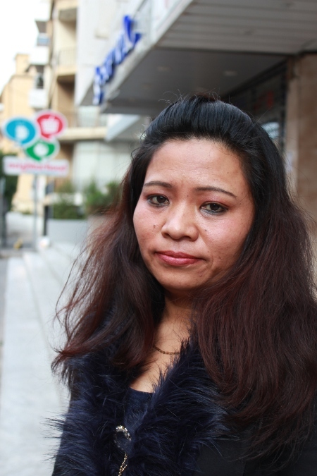 Kimu Tamang från Nepal har varit i Libanon i över sex år. Hon jobbar från sju på morgonen till elva på kvällen sex dagar i veckan i ett privat hushåll. Under sina första år i Libanon fick hon inte kontakta sin familj eller äga mobiltelefon.Hon har nu själv förhandlat fram bättre arbetsförhållanden.