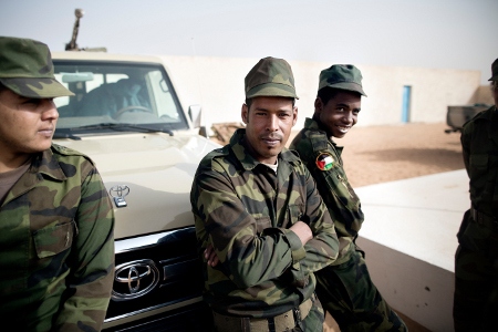 – Jag vill försvara mitt hemland, säger Salama Abideen, 34 (i mitten), soldat i Polisarios armé.