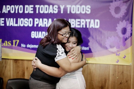 Carmen Guadalupe Vasquez (till höger) kramas om av sin advokat Angelica Rivas under en presskonferens i San Salvador den 19 februari 2015.