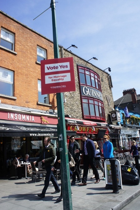 Överallt i Dublin syns kampanjen inför folkomröstningen 22 maj.