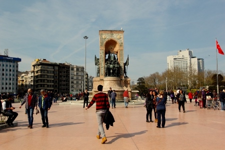 Taksimtorget är en naturlig samlingsplats i Istanbul.