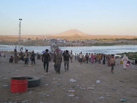 Yezidier som flydde från Shingal (Sinjar) genom Syrien anländer till irakiska Kurdistan den 10 augusti 2014.