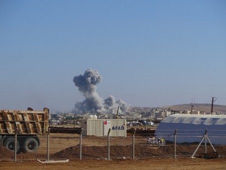 Rökmoln stiger i Kobane i norra Syrien efter ett amerikanskt flyganfall mot IS, Islamiska staden, den 22 oktober 2014. Bilden är tagen från den turkiska sidan av gränse