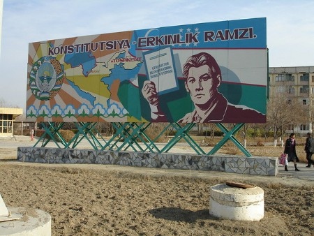  Budskap i Uzbekistan. Texten säger att landets konstitution är en symbol för friheten.