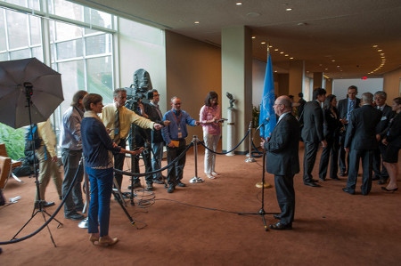Alistair Burt, undersekreterare i brittiska utrikesdepartementet, talar till journalister när ATT undertecknas i FN den 3 juni 2013. 