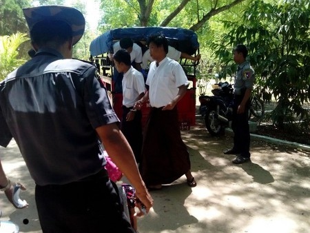 Yarzar Oo and Paing Thet Kyaw anländer till rättegången i juli 2014. De dömdes tillsammans med Lu Maw Naing, Sithu Soe och Tint San till tio års fängelse. Samtliga är knutna till tidningen Unity och dömdes för en artikel i januari 2014 om att en av militärens fabriker tillverkar kemiska vapen.