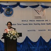 Aung San Suu Kyi betonade journalisters ansvar att skilja på sanning och rykten.