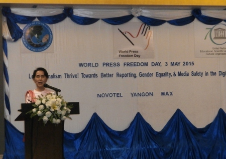 Aung San Suu Kyi betonade journalisters ansvar att skilja på sanning och rykten.