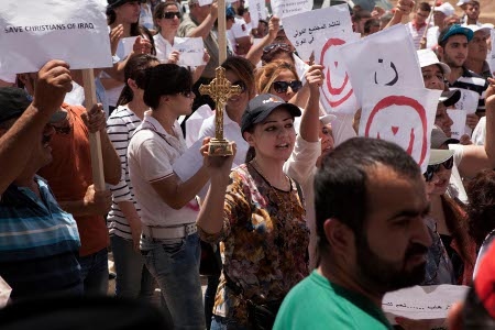 Kristna och muslimer har demonstrerat tillsammans under sommaren för att visa enighet mot IS och kräva internationella hjälpinsatser.