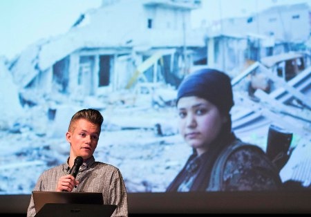 Joakim Medin visade bilder på soldater i YPJ, de kvinnliga försvarsenheterna i Rojava, de kurdiska områdena i Syrien. Det handlade om soldater som senare stupat i kampen mot IS.