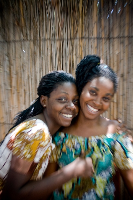 Mwereza Sandrine och Helene Makosho Luxene använder teater i kampen mot våld mot kvinnor i Kongo.
