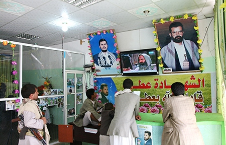 KVARTERSBUTIK. På väggarna hänger houthiernas ledare Abdulmalik al-Houthi (till vänster) och hnas bror och rörelsens grundare Hussein al-Houthi.