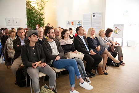 Sveriges ambassadör Henrik Landerholm (i mitten) var en av besökarna på EU-huset när en utställning med EWK:s teckningar öppnades på torsdagen.