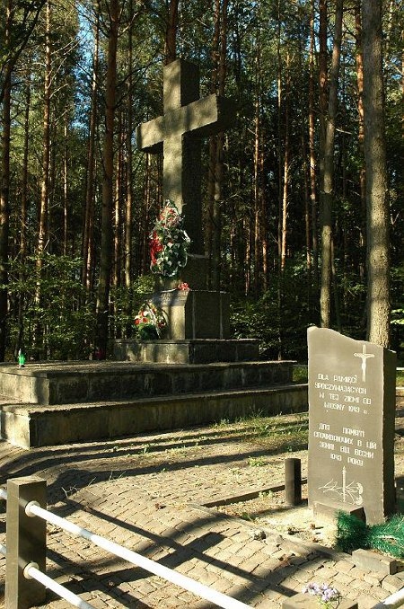Minnesmonument över polacker som den 22-23 april 1943 mördades av UPA i Janowa Dolina Wolyn.