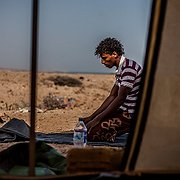 Flykting från Jemen ber utanför sitt tält i Markazi flyktingläger nära staden Obock i Djibouti.