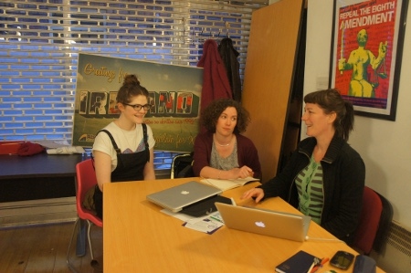 Sinéad Corcoran, Justine Murphy, Clara Brophy på Abortion Rights Campaign.