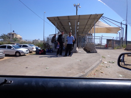 Vägspärr i Azzum Atme, mellan Västbanken och Israel. Hundratals palestinier passerar varje dag för att ta bussar till Israel.