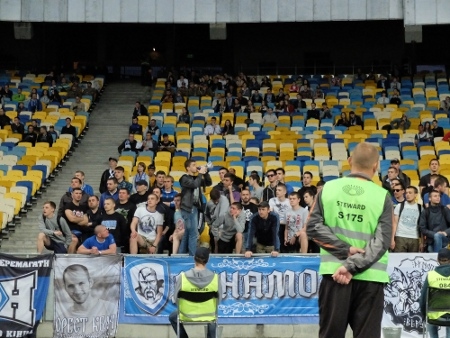 Fans till ligasegrarna Dynamo Kiev firar under segermatchen mot Metalurg Donetsk, som inte längre kan spela sina matcher på hemmaplan. Dnipros finalplats i Europa League är ett glädjeämne för många i Ukraina.