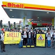 Amnesty har under flera år drivit en kampanj mot Shell som har anklagats för miljöförstöring i Nigerdeltat i Nigeria. Här är det tjeckiska aktivister som protesterar i Prag i april 2012