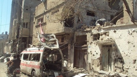 En ambulans har träffats i Gaza den 21 juli 2014.