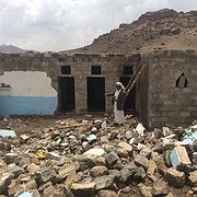Saleh Yahya Sha´lan visar upp förstörelsen efter att hans hem i Jemen drabbades av en saudiarabisk flygattack den 6 april. Fem medlemmar i hans familj dödades.