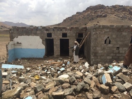 Saleh Yahya Sha´lan visar upp förstörelsen efter att hans hem i Jemen drabbades av en saudiarabisk flygattack den 6 april. Fem medlemmar i hans familj dödades.