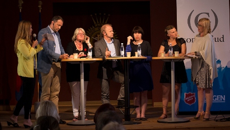 Det blev mer vilt än sansat vid paneldebatten om den svenska abortlagstiftningen. Från vänster: Felicia Ferreira (moderator), Tomas Idergard, Carina Ohlsson, Mikael Oscarsson, Kristina Ljungros, Malin Schelin och Anna Starbrink.
