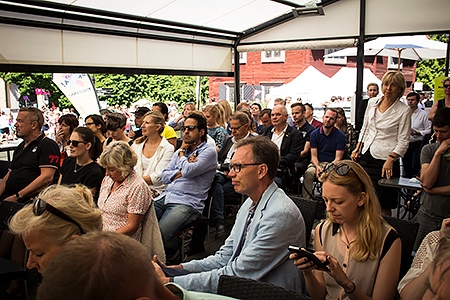 Fullsatt tält när seminariet ”Ansvarsfulla investeringar – Leder bankernas påtryckningsdialoger med företagen till förändring?” hölls. 